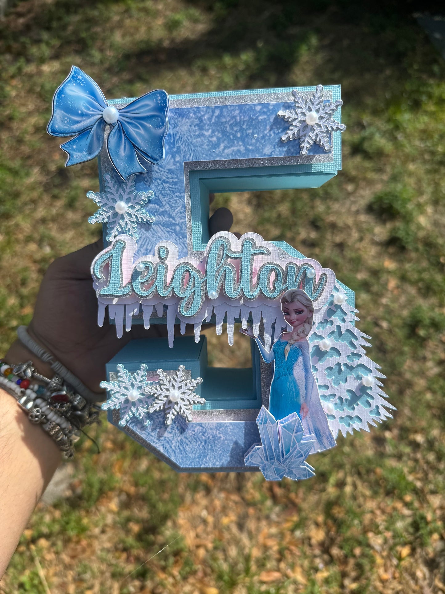 3D Frozen-themed letter party prop. Frozen-inspired letter decoration for parties. Frozen letter prop for themed celebrations. Sparkling Frozen-themed party decoration. Custom Frozen-themed party prop. Frozen-inspired 3D party prop.3D Number .