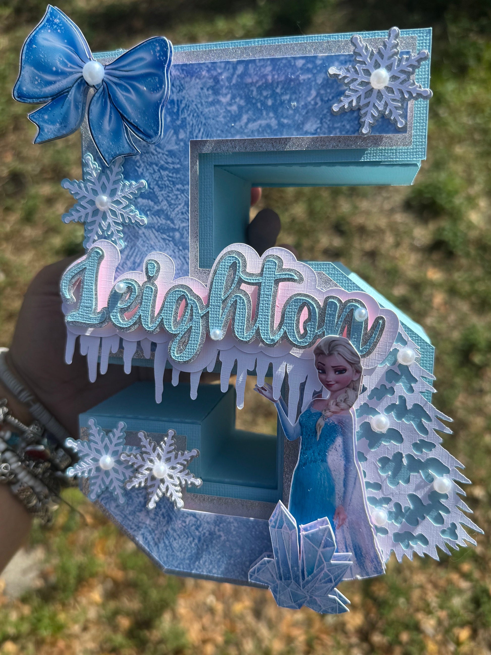 3D Frozen-themed letter party prop. Frozen-inspired letter decoration for parties. Frozen letter prop for themed celebrations. Sparkling Frozen-themed party decoration. Custom Frozen-themed party prop. Frozen-inspired 3D party prop.3D Number .