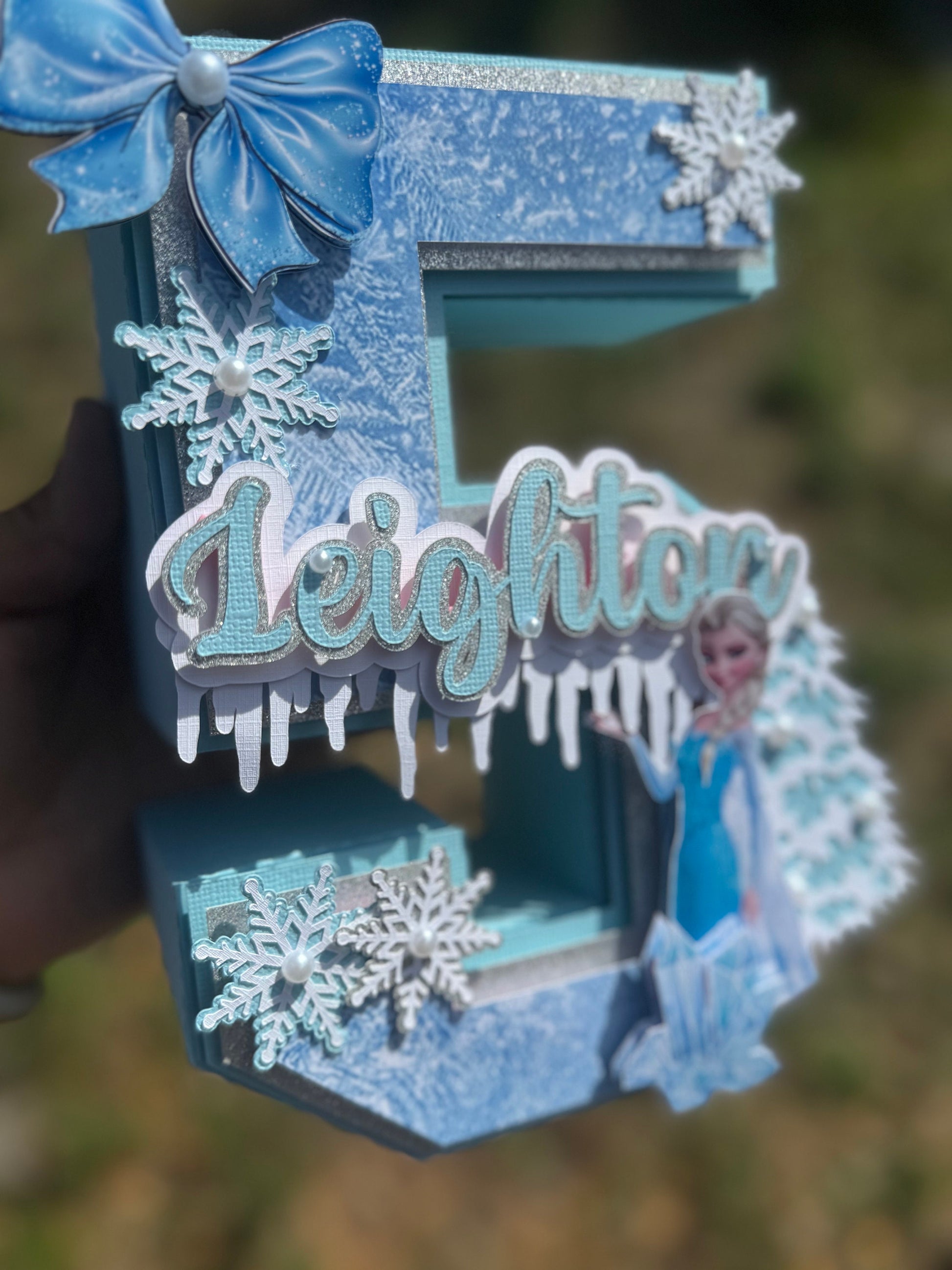 3D Frozen-themed letter party prop. Frozen-inspired letter decoration for parties. Frozen letter prop for themed celebrations. Sparkling Frozen-themed party decoration. Custom Frozen-themed party prop. Frozen-inspired 3D party prop.3D Number .