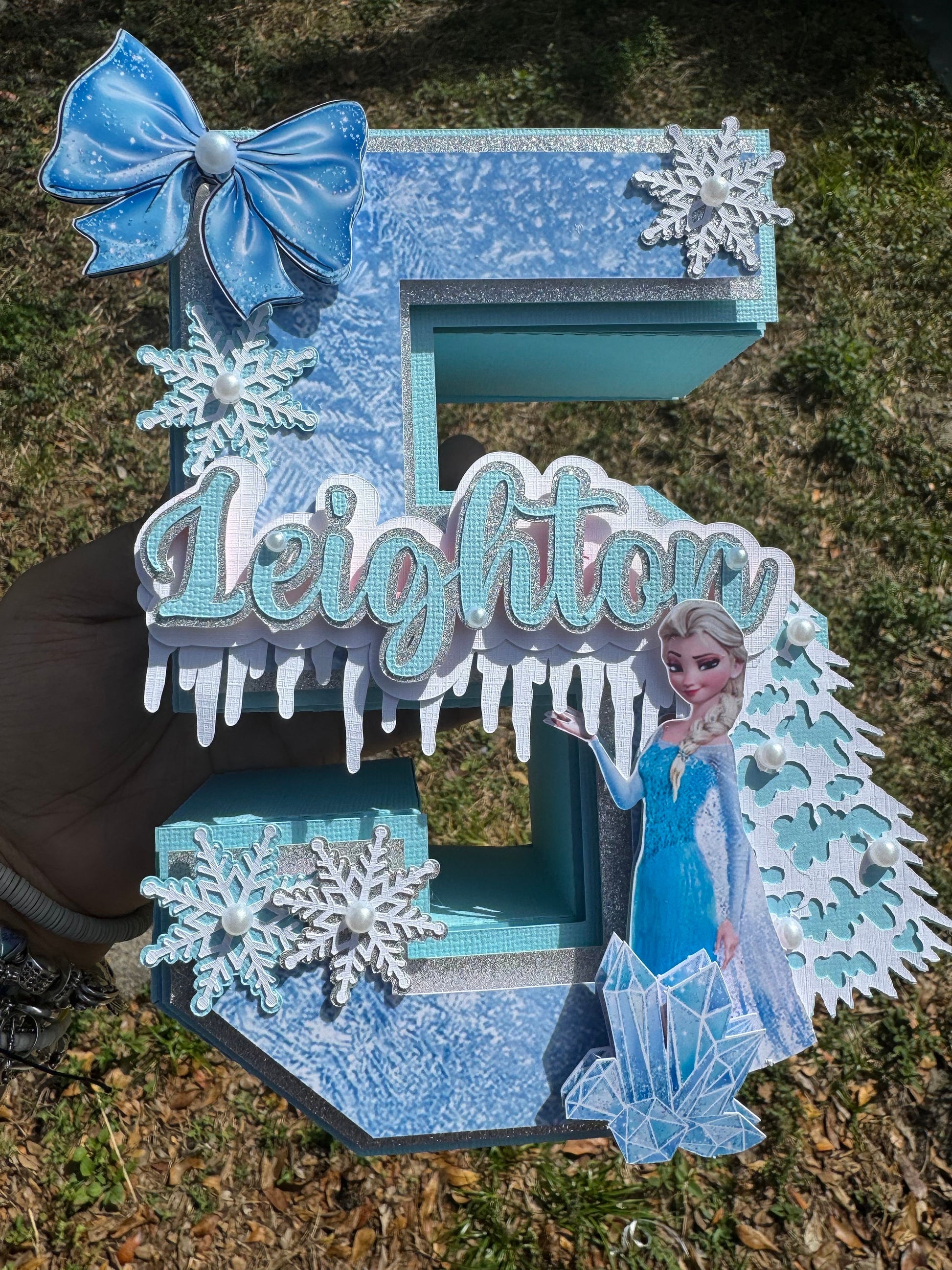 3D Frozen-themed letter party prop. Frozen-inspired letter decoration for parties. Frozen letter prop for themed celebrations. Sparkling Frozen-themed party decoration. Custom Frozen-themed party prop. Frozen-inspired 3D party prop.3D Number .