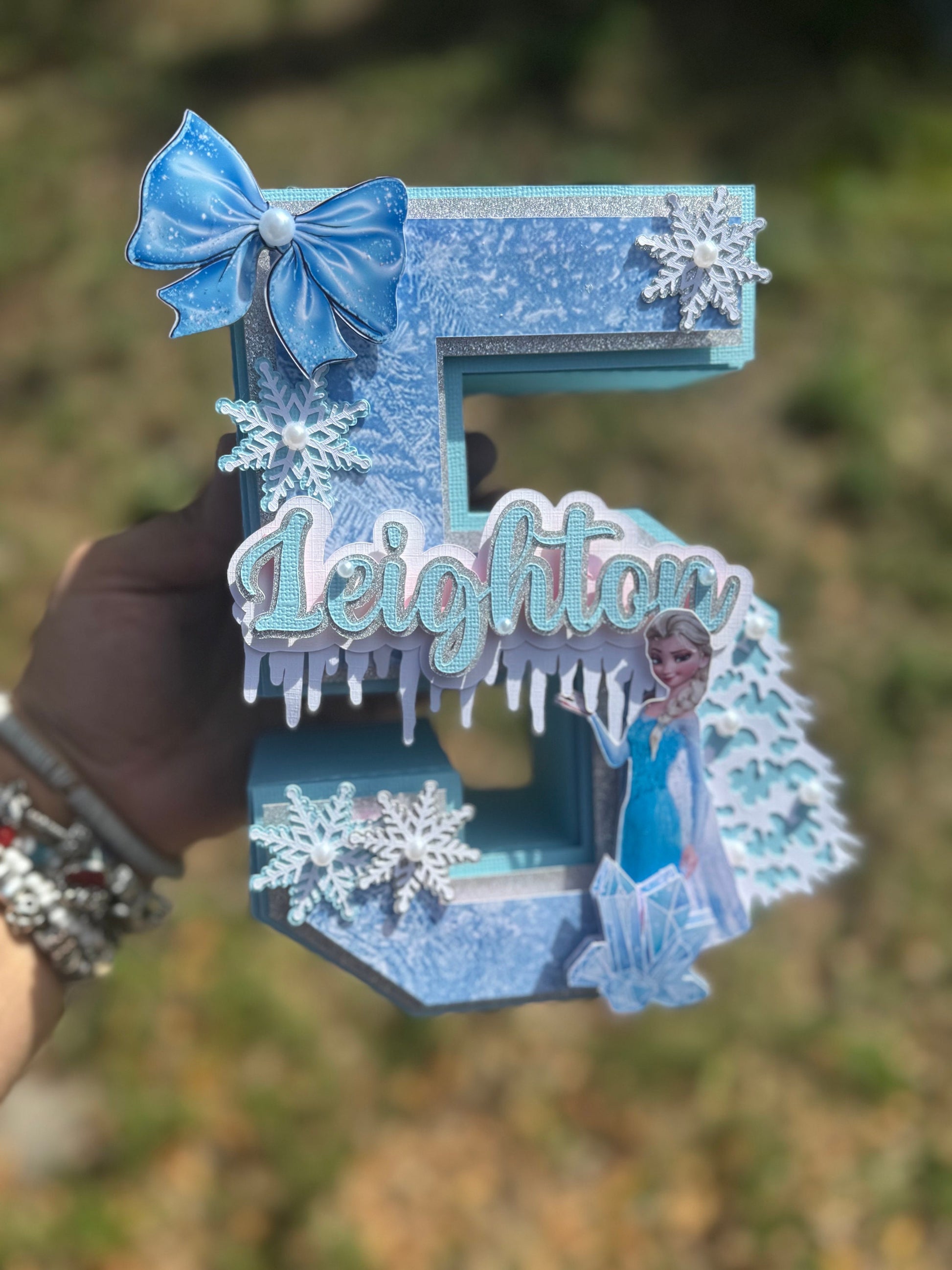 3D Frozen-themed letter party prop. Frozen-inspired letter decoration for parties. Frozen letter prop for themed celebrations. Sparkling Frozen-themed party decoration. Custom Frozen-themed party prop. Frozen-inspired 3D party prop.3D Number .