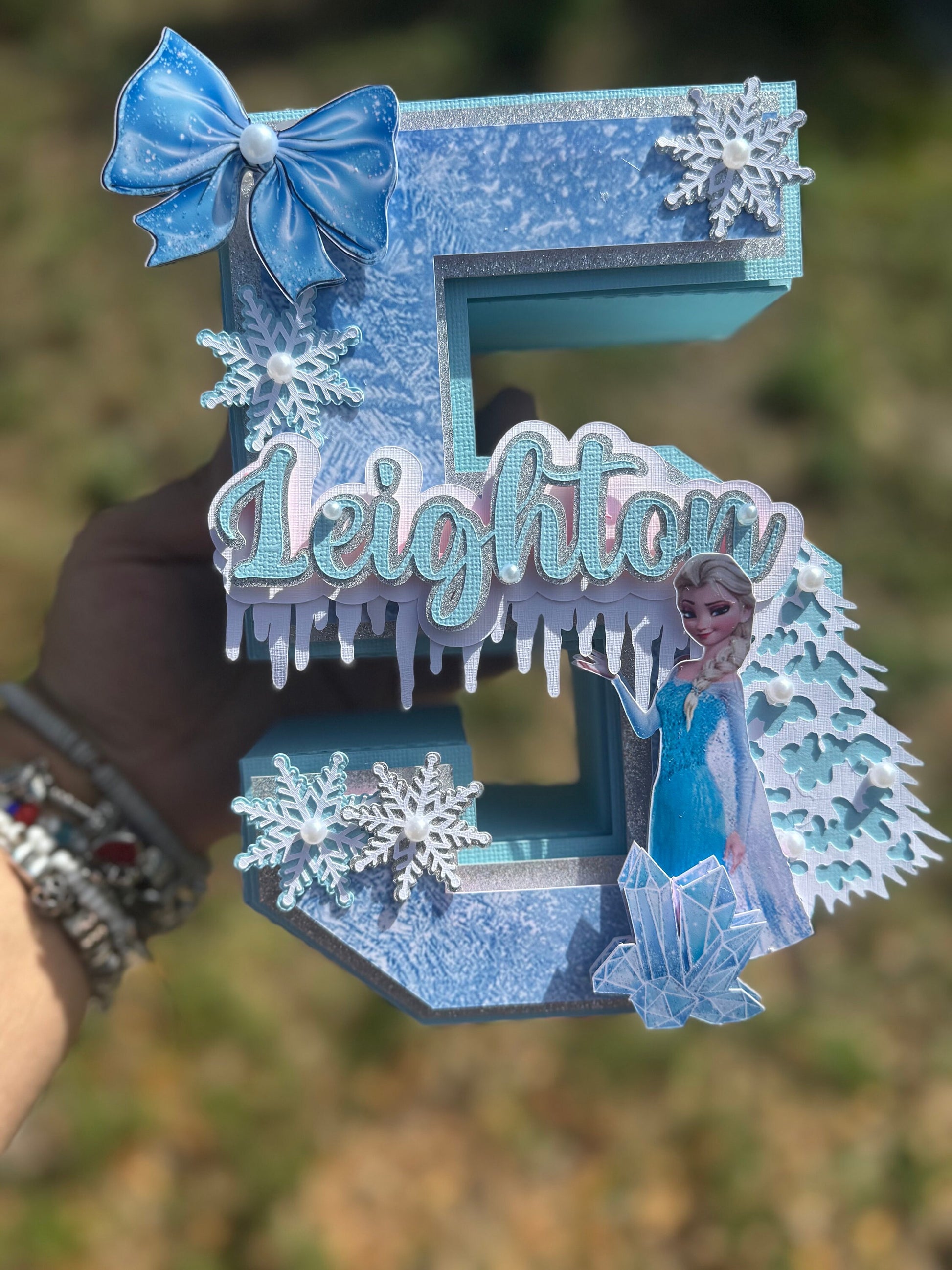 3D Frozen-themed letter party prop. Frozen-inspired letter decoration for parties. Frozen letter prop for themed celebrations. Sparkling Frozen-themed party decoration. Custom Frozen-themed party prop. Frozen-inspired 3D party prop.3D Number .