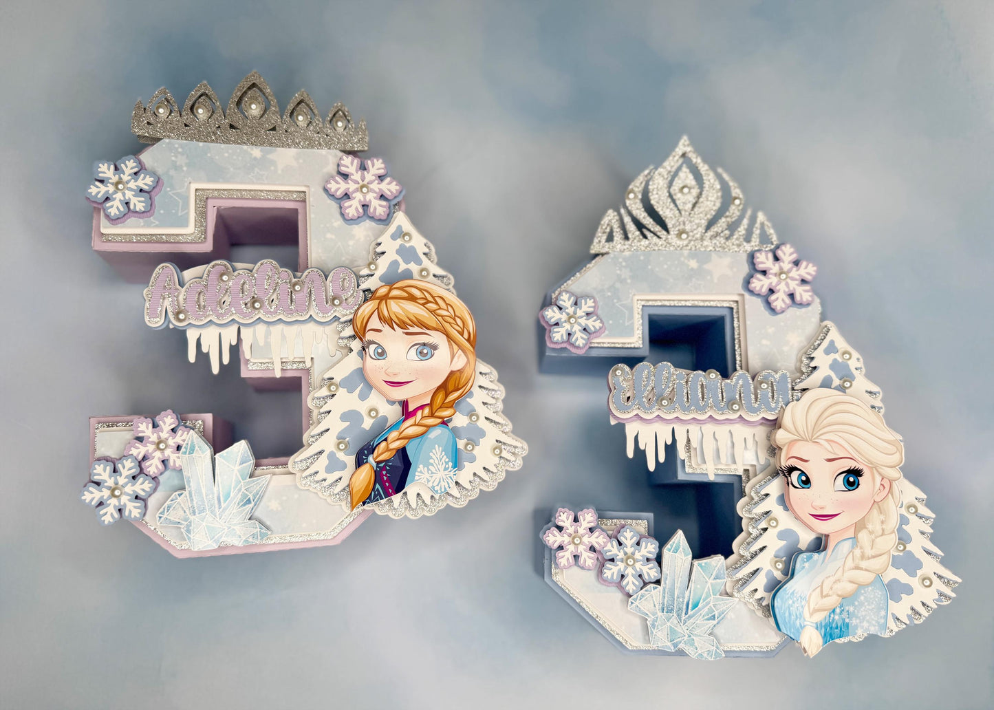 3D Frozen-themed letter party prop. Frozen-inspired letter decoration for parties. Frozen letter prop for themed celebrations. Sparkling Frozen-themed party decoration. Custom Frozen-themed party prop. Frozen-inspired 3D party prop, 3D Number .