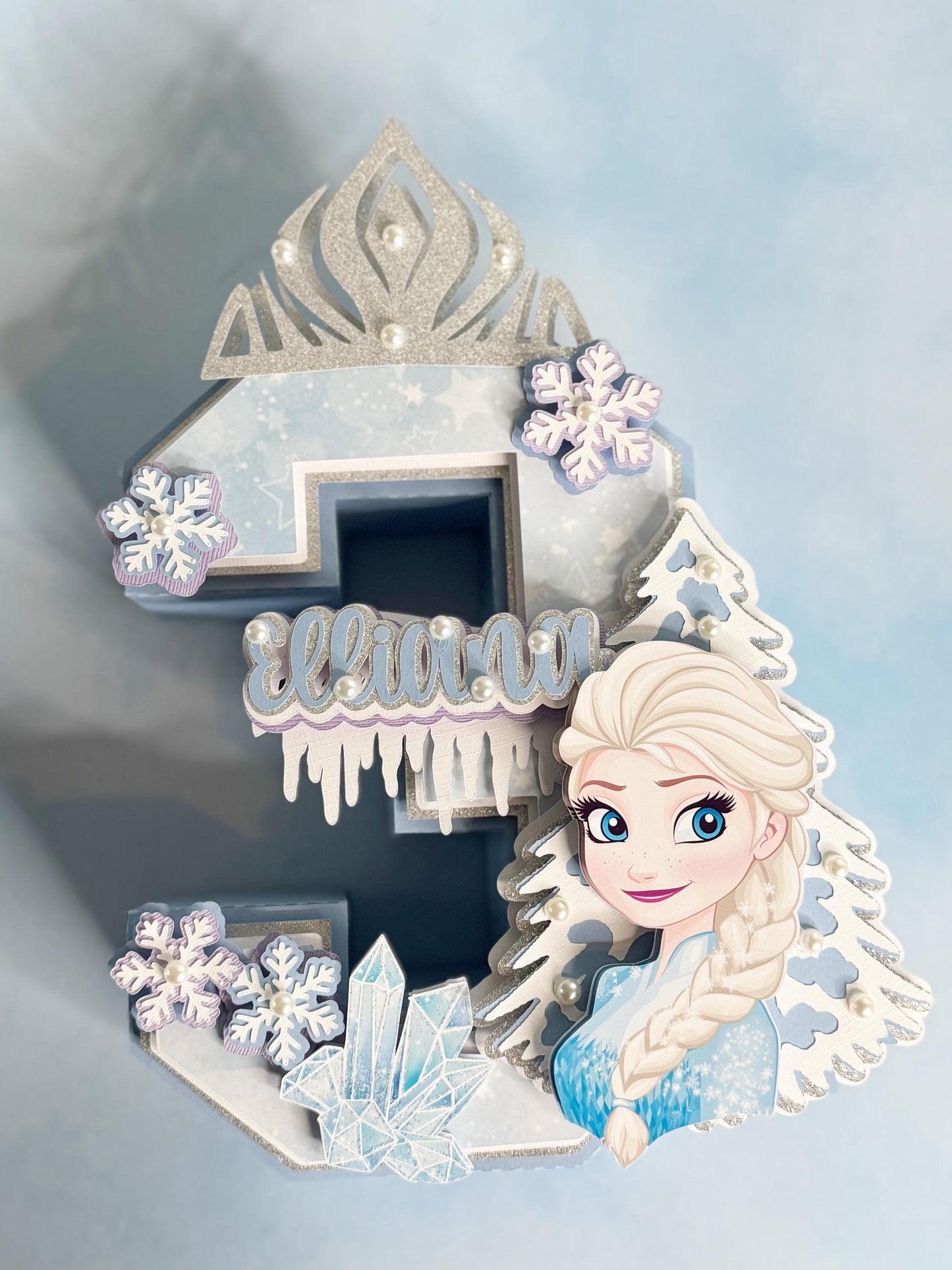 3D Frozen-themed letter party prop. Frozen-inspired letter decoration for parties. Frozen letter prop for themed celebrations. Sparkling Frozen-themed party decoration. Custom Frozen-themed party prop. Frozen-inspired 3D party prop, 3D Number .