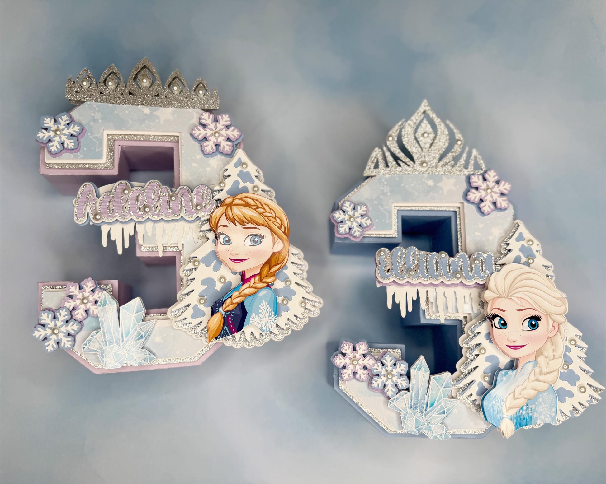 3D Frozen-themed letter party prop. Frozen-inspired letter decoration for parties. Frozen letter prop for themed celebrations. Sparkling Frozen-themed party decoration. Custom Frozen-themed party prop. Frozen-inspired 3D party prop, 3D Number .