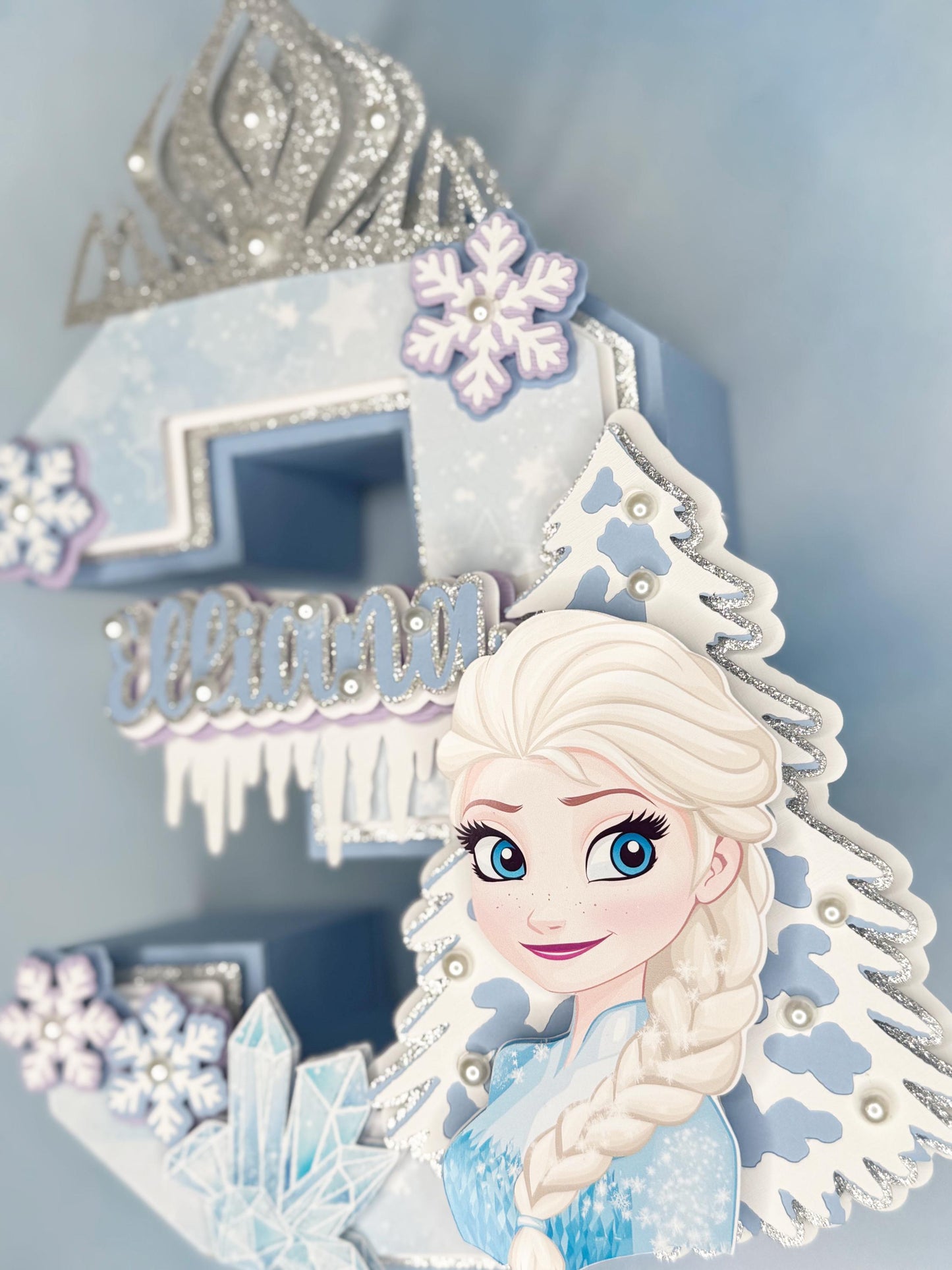 3D Frozen-themed letter party prop. Frozen-inspired letter decoration for parties. Frozen letter prop for themed celebrations. Sparkling Frozen-themed party decoration. Custom Frozen-themed party prop. Frozen-inspired 3D party prop, 3D Number .