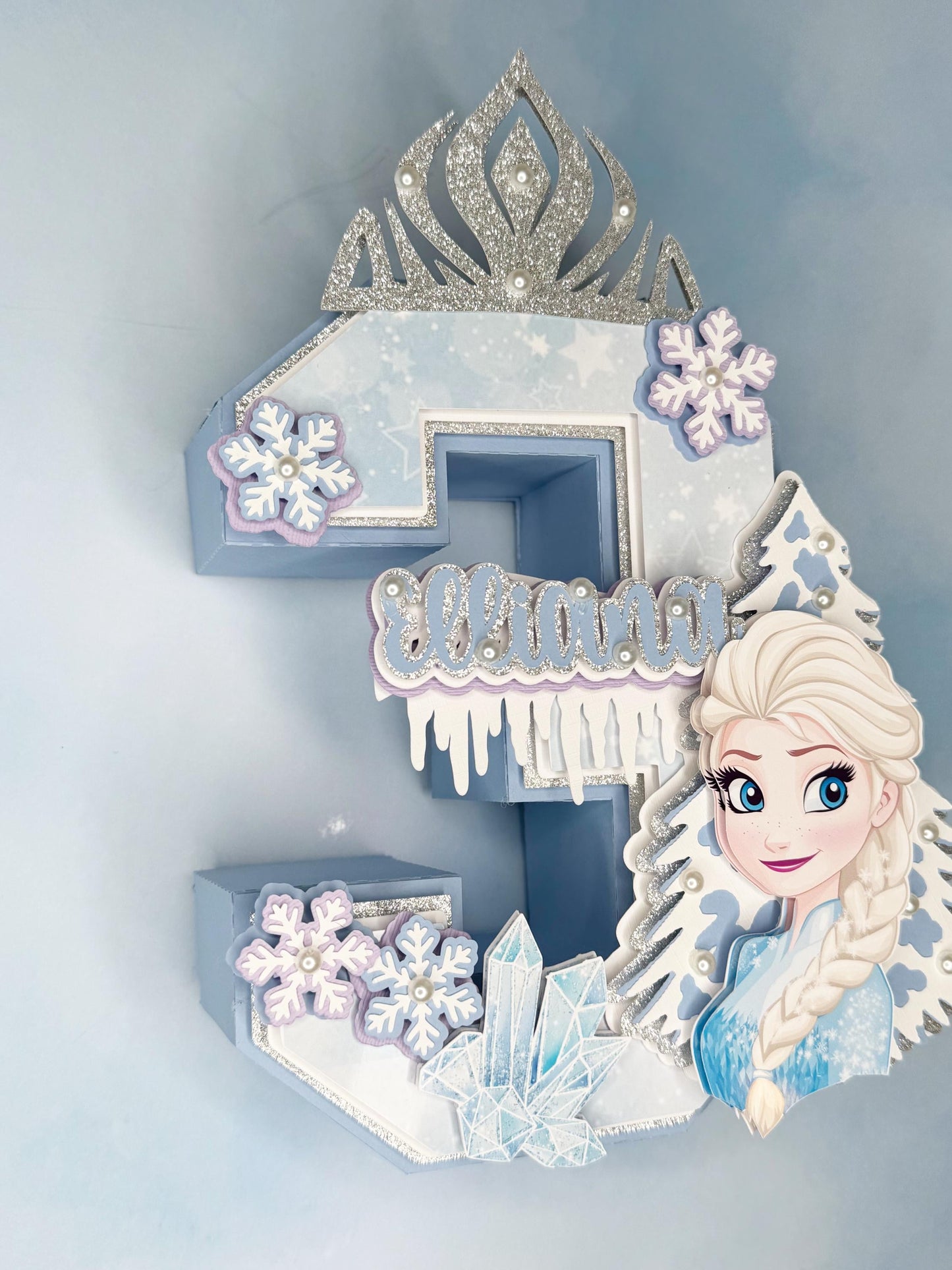 3D Frozen-themed letter party prop. Frozen-inspired letter decoration for parties. Frozen letter prop for themed celebrations. Sparkling Frozen-themed party decoration. Custom Frozen-themed party prop. Frozen-inspired 3D party prop, 3D Number .